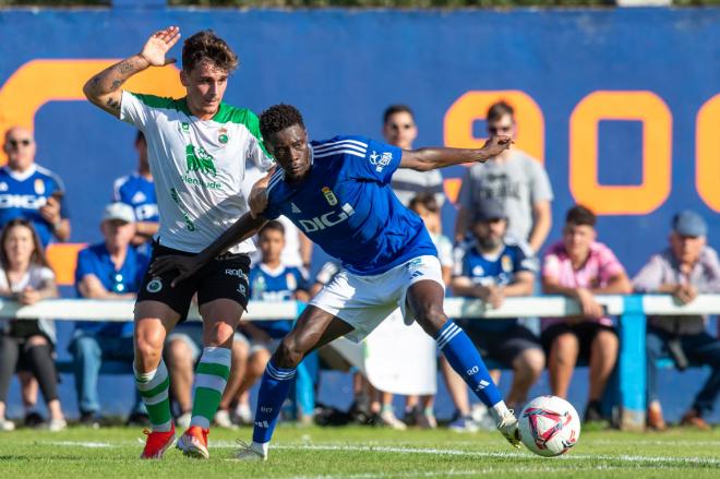 Kwasi Sibo pugna por hacerse con el esférico (Foto: Real Oviedo).