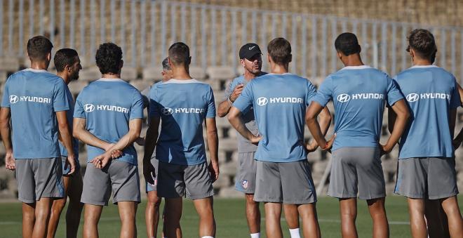 Diego Pablo Simeone da indicaciones en una sesión del Atlético (Foto: ATM).