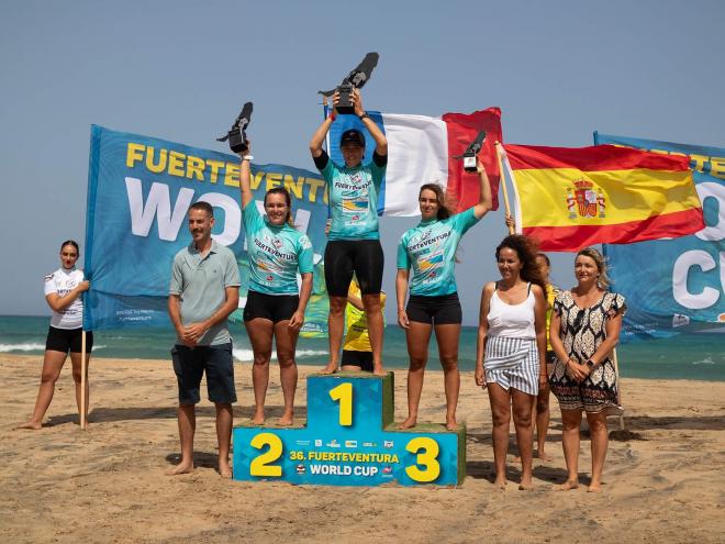 Blanca Alabau en las aguas de la playa de Sotavento