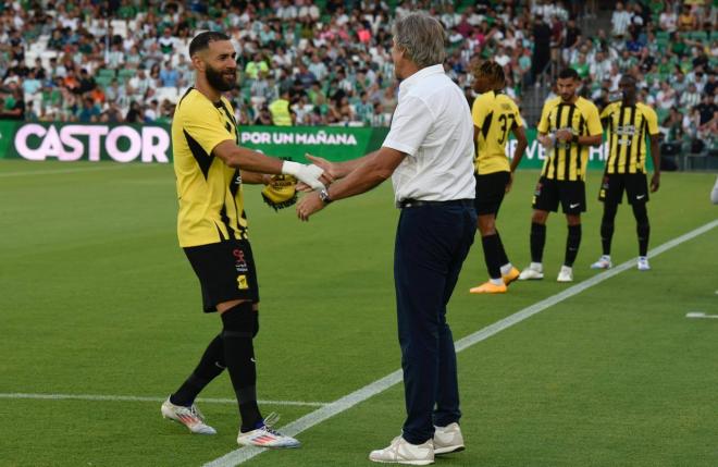 Karim Benzema saluda a Manuel Pellegrini en el Betis - Al Ittihad (Foto: Kiko Hurtado)