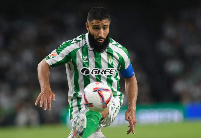 Nabil Fekir, con la pelota  (Foto: Kiko Hurtado)