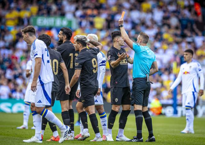 Expulsión de Rafa Mir en el Leeds United - Valencia CF (Foto: VCF).