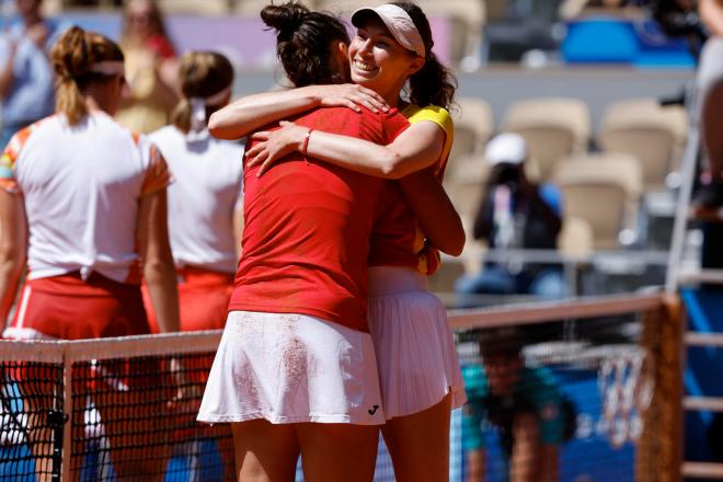 Las españolas Cristina Bucsa y Sara Sorribes celebran la medalla de bronce en París (Foto: EFE).