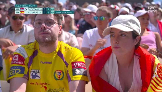 Aficionado con camiseta del Balonmano Valladolid en los Juegos Olímpicos (Foto: X).