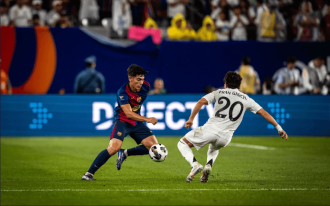 Álex Valle, ante Fran García en el Clásico de pretemporada (Foto: FCB).