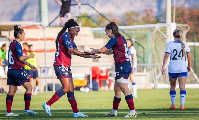 Ivonne Chacón y Érika González, celebrando uno de los goles de la colombiana (Foto: LUD).