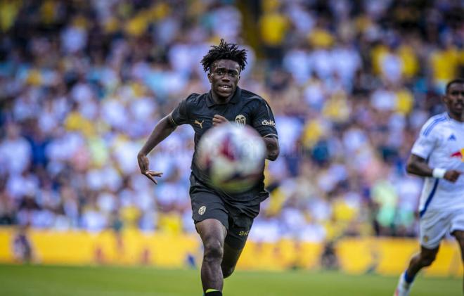 David Otorbi, ante el Leeds United (Foto: Valencia CF).