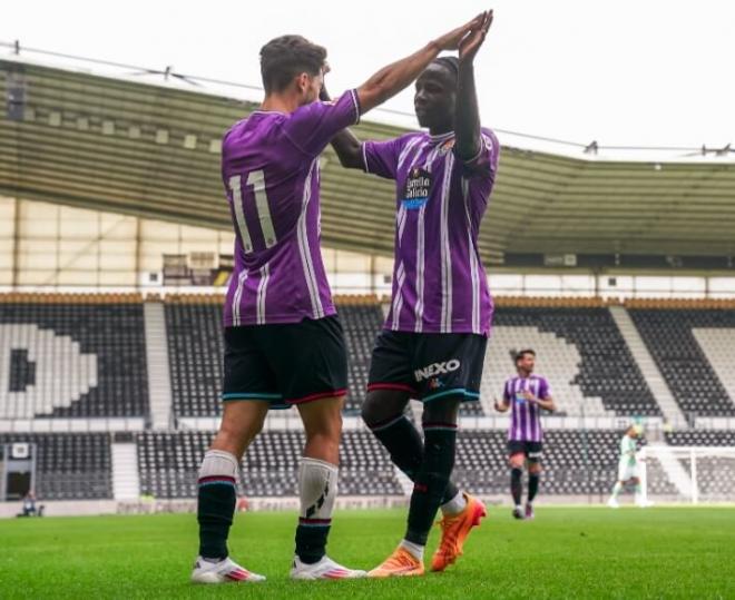 Raúl Moro y Amath celebran el gol en Derby (Foto: Real Valladolid).