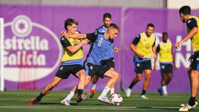 Biuk, ante Raúl Chasco en un entrenamiento de pretemporada (Foto: Real Valladolid).