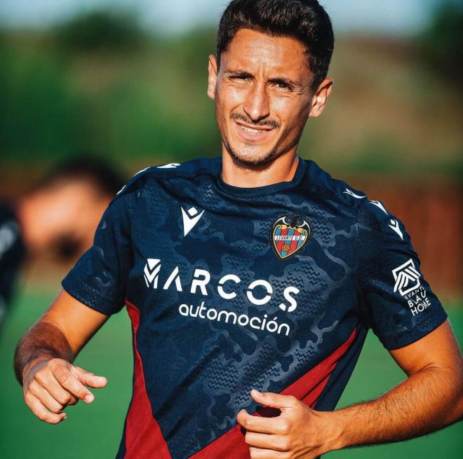 Pablo Martínez, en un entrenamiento con el Levante en el Parador del Saler (Foto: LUD).