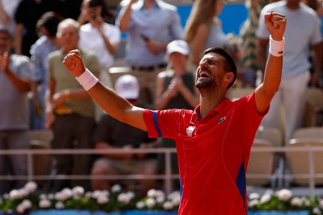 Novak Djokovic celebra su triunfo en París (Foto: EFE).