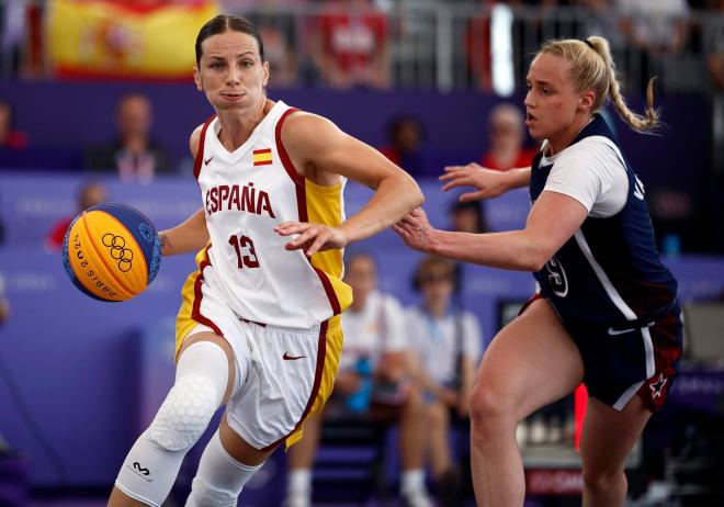 Sandra Ygueravide, ante Estados Unidos en la semifinal de baloncesto 3x3 femenino en París (Foto: