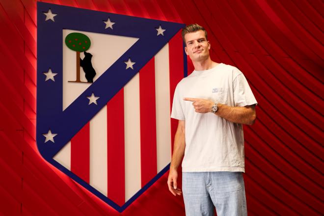 Alexander Sorloth, con el escudo del Atlético (Foto: ATM).