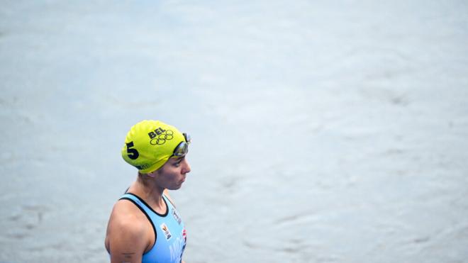 La triatleta Claire Michel en la prueba del Sena durante los JJOO de París 2024 (Cordon Press)