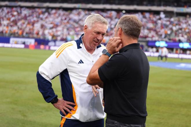 Carlo Ancelotti hablando con Hansi Flick (Real Madrid)