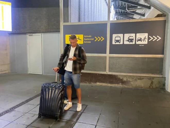 Augustinsson ya está en Bélgica (Foto: Nieuwsblad)