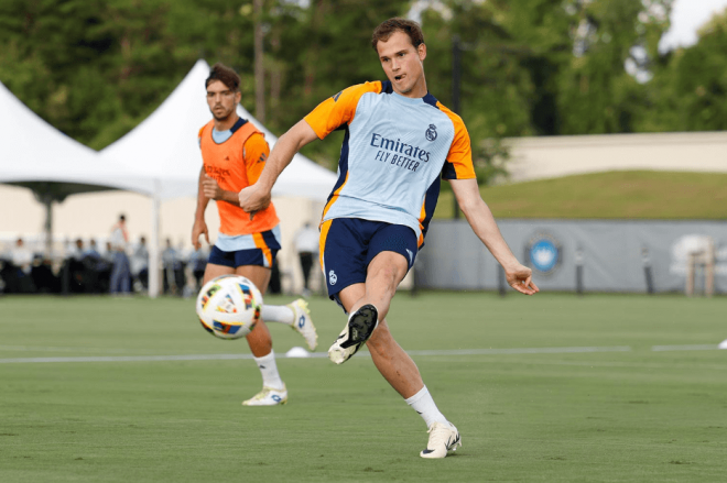 Juanmi Latasa, en un entrenamiento con el Real Madrid (Foto: RM)