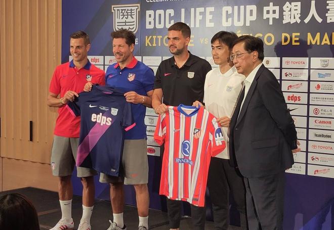 Simeone, junto a Azpilicueta en Hong Kong.