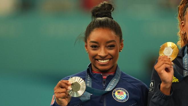 Simeone Biles con la medalla de plata en suelo (Fuente: Cordon Press)