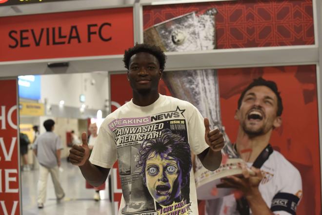 Lucién Agoumé, a su llegada al aeropuerto (Foto: Kiko Hurtado)