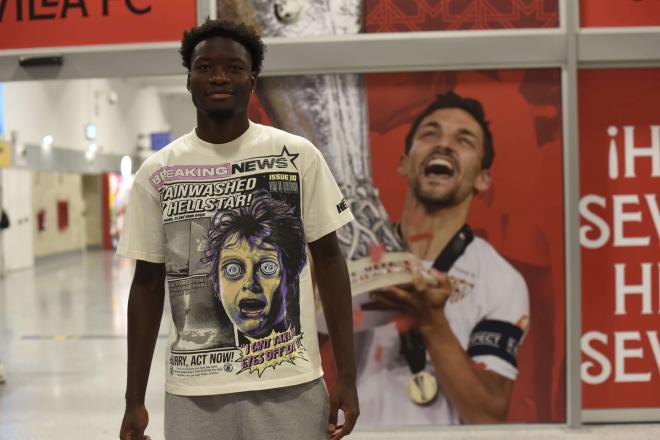 Lucién Agoumé, a su llegada al aeropuerto (Foto: Kiko Hurtado)