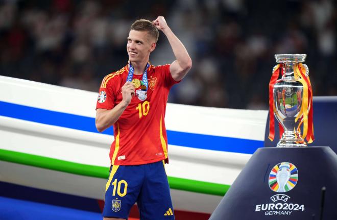 Dani Olmo, tras ganar la Eurocopa (Foto: Cordon Press).