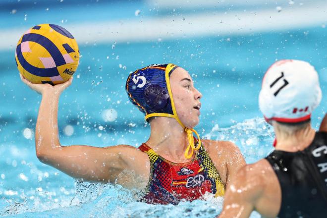 La española Nona Pérez, ante Canadá en waterpolo femenino de París (Foto: EFE).