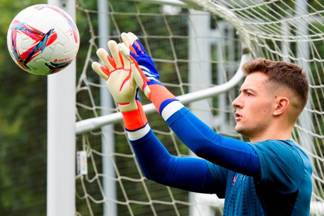 El guardameta Julen Agirrezabala se entrena en Lezama (Foto: Athletic Club).