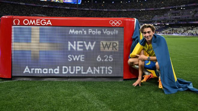 Armand Duplantis, posando con su nueva marca mundial en los JJOO (CordonPress).