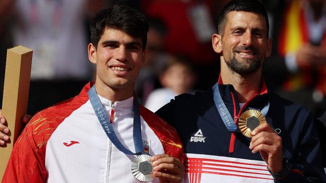 Carlos Alcaraz y Novak Djokovic con sus medallas de los Juegos Olímpicos (Cordon Press)