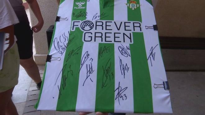 Las firmas de los jugadores del Betis a un aficionado.