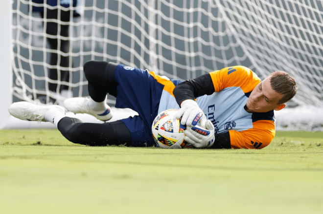 Andreiy Lunin entrenando con el Real Madrid (Foto: RM).