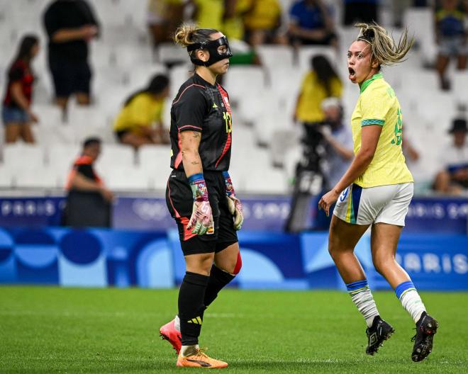 Priscila se ríe de Cata Coll en el Brasil-España (Foto: Cordon Press).