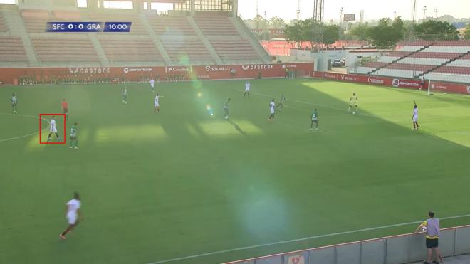 La salida de balón del Sevilla de Pimienta ante el Granada.