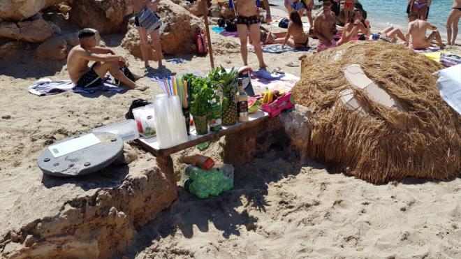 Puesto de venta ambulante en una playa de Ibiza (Fuente: Europa Press)