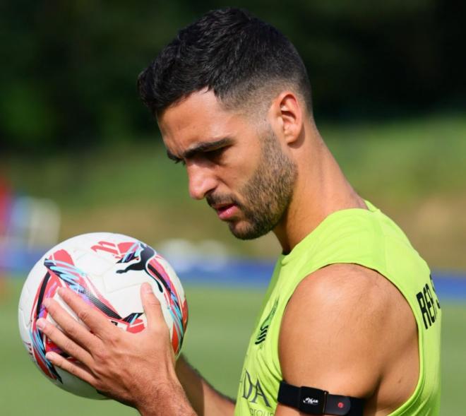 Mikel Merino entrena en Zubieta a la espera de que se resuelva su futuro. (Foto: Real Sociedad)