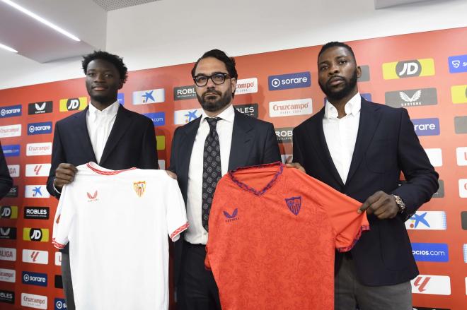 Agoumé junto a Víctor Orta y Kelechi Iheanacho (Foto: Kiko Hurtado).