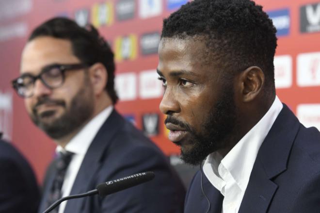 Kelechi Iheanacho, junto a Víctor Orta, durante su presentación con el Sevilla (Foto: Kiko Hurtado).