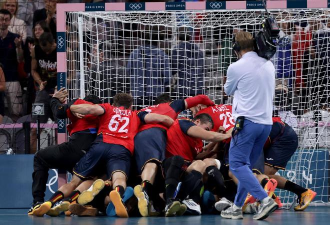 España celebrando el pase a semis de balonmano en París (Foto: EFE).