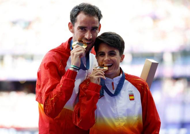 Álvaro Martín y María Pérez, con su oro en París 2024 (Foto: EFE).