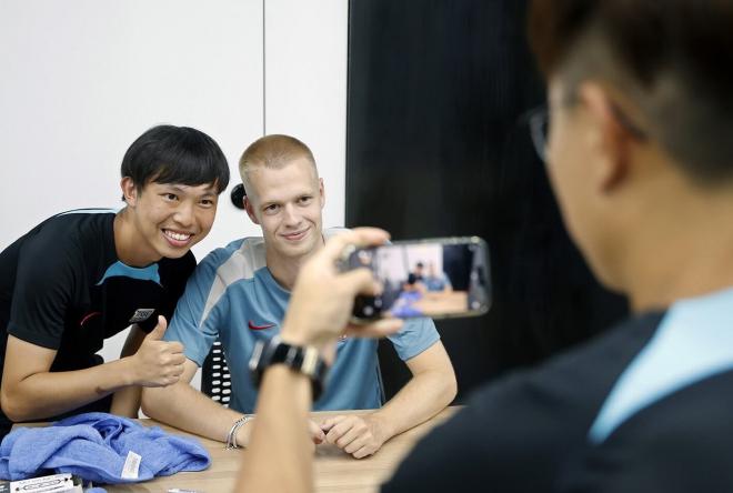 Arthur Vermeeren atiende a los aficionados del Atlético en Hong Hong (Foto: ATM).