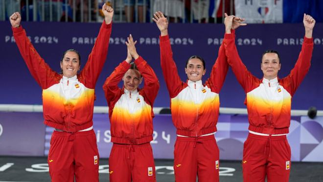 Equipo femenino de baloncesto 3x3 celebrando la medalla de plata en los JJOO de París 2024 (Fuente: Cordon Press)