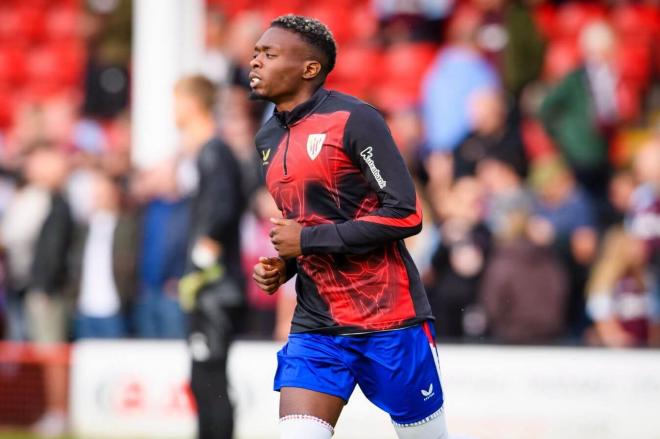 Álvaro Djaló calienta antes de medirse al Aston Villa (Foto: Athletic Club).