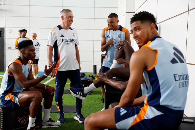 Carlo Ancelotti, con Kylian Mbappé en su primer entrenamiento con el Real Madrid (Foto: RMCF).