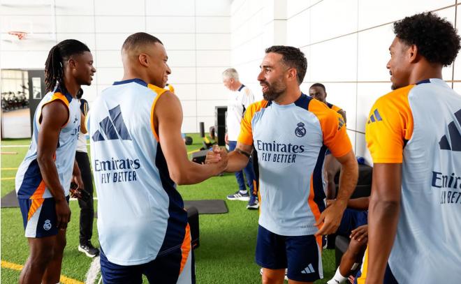 Dani Carvajal saluda a Kylian Mbappé en su primer entrenamiento con el Real Madrid (Foto: RMCF).