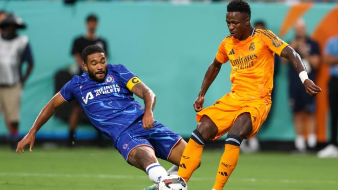 Vinicius, regateando a Reece James en el partido de pretemporada contra el Chelsea (Cordon Press)