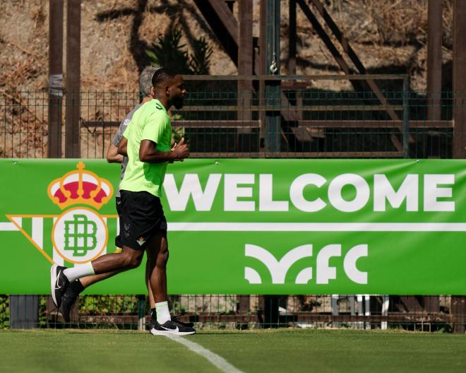 Cédric Bakambu entrenándose en Marbella (foto: RBB).