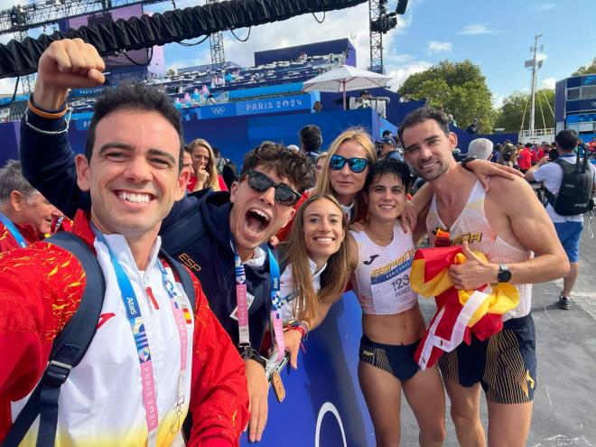 Diego García Carrera posa con la medalla de oro en relevo mixto