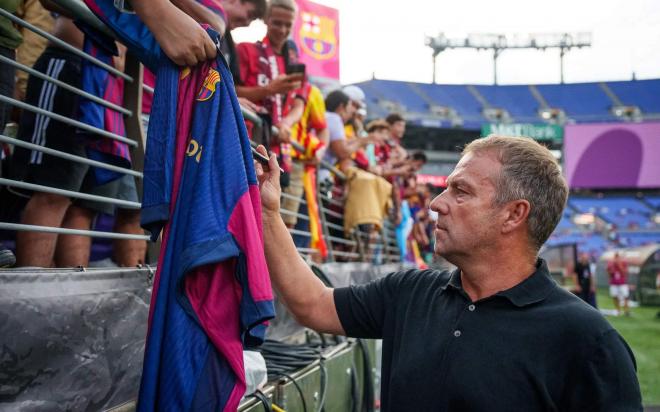 Hansi Flick firma autógrafos en la pretemporada del Barcelona (Foto: FCB).