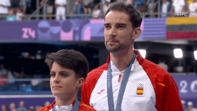 María Pérez y Álvaro Martín, emocionados con el himno de España en el Stade de France.